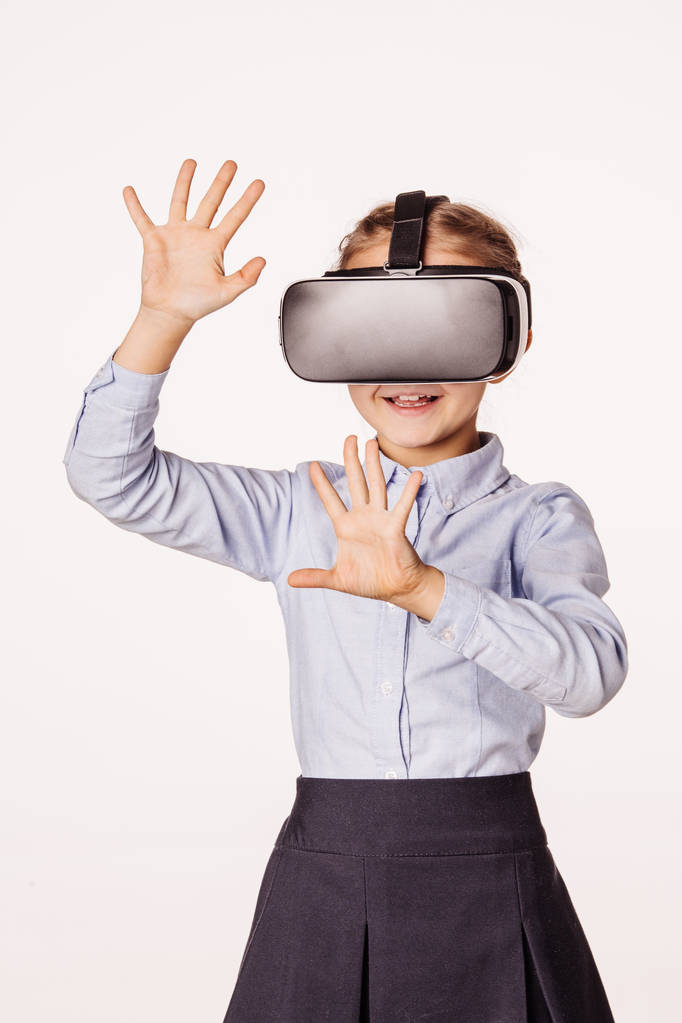 écolière avec casque de réalité virtuelle
.  - Photo, image