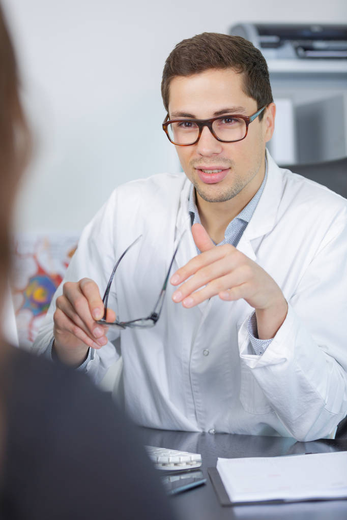 ophtalmologist prescripting nieuwe bril aan patiënt met de ziekte van het gehoororgaan - Foto, afbeelding