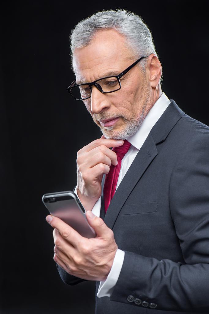 hombre de negocios usando smartphone - Foto, Imagen