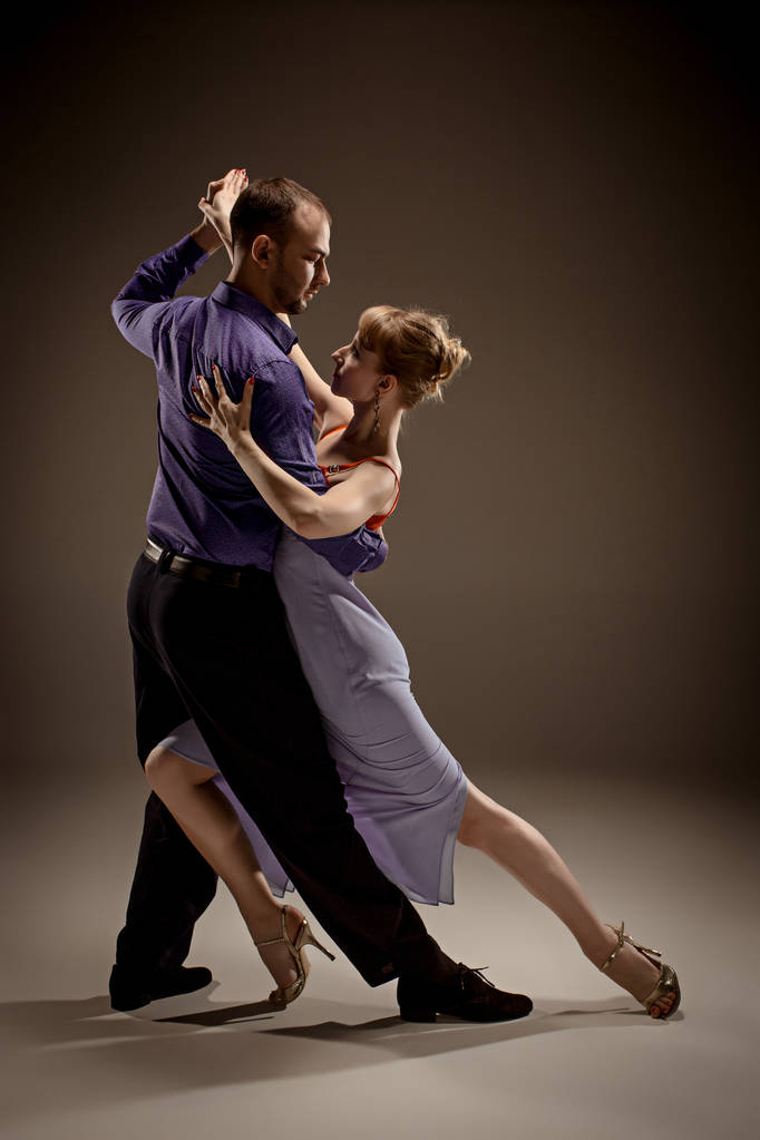 Mies ja nainen tanssivat argentiinalaista tangoa.
 - Valokuva, kuva