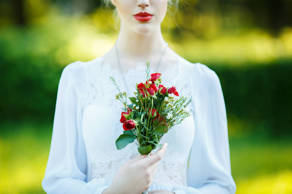 портрет красивої дівчини в білій вінтажній сукні
 - Фото, зображення