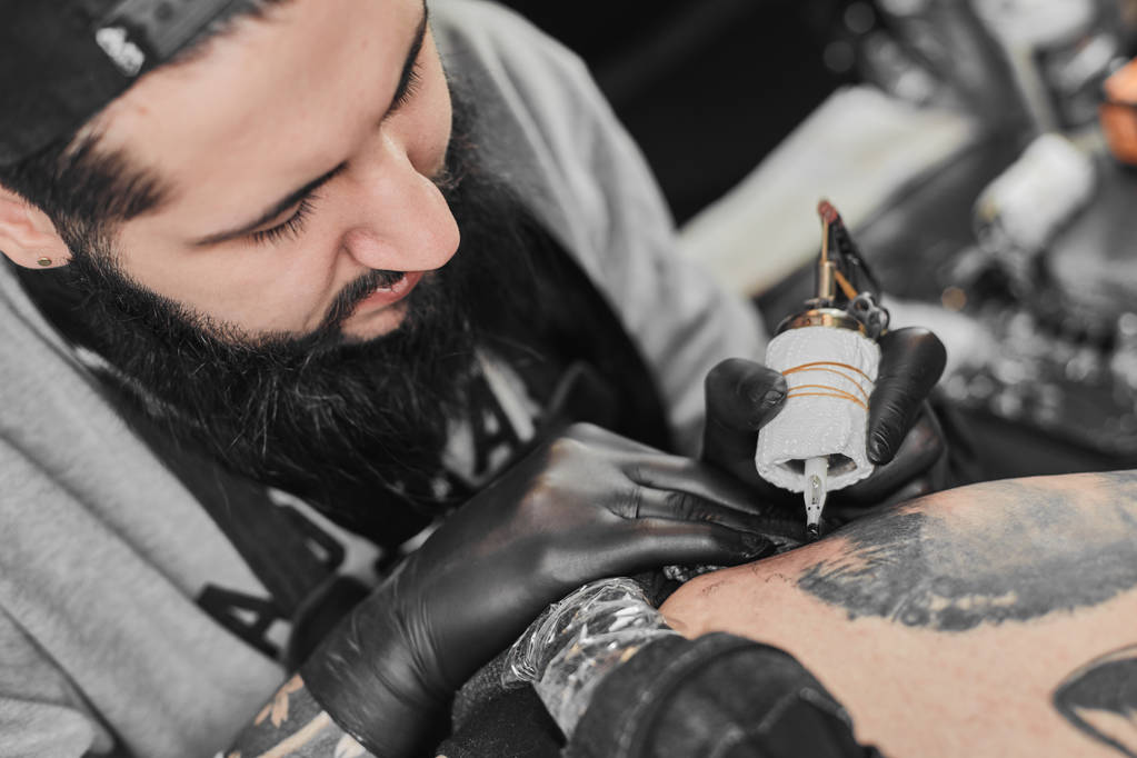 Tattoo master sta tatuando nel salone di tatuaggi
 - Foto, immagini