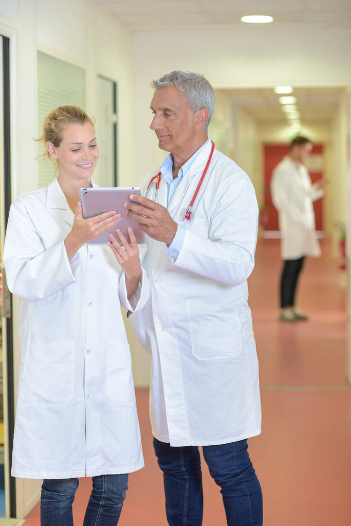 Два медичні працівники в коридорі
 - Фото, зображення