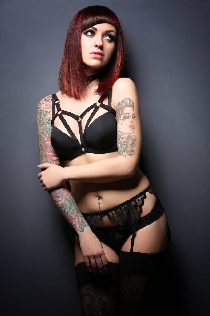 Krásná dívka s tetováním v černém prádle - Fotografie, Obrázek