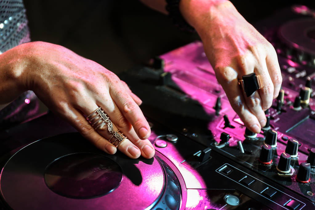 DJ mischt Musik auf   - Foto, Bild