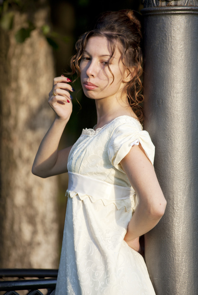 Chica joven en un vestido blanco largo
 - Foto, Imagen