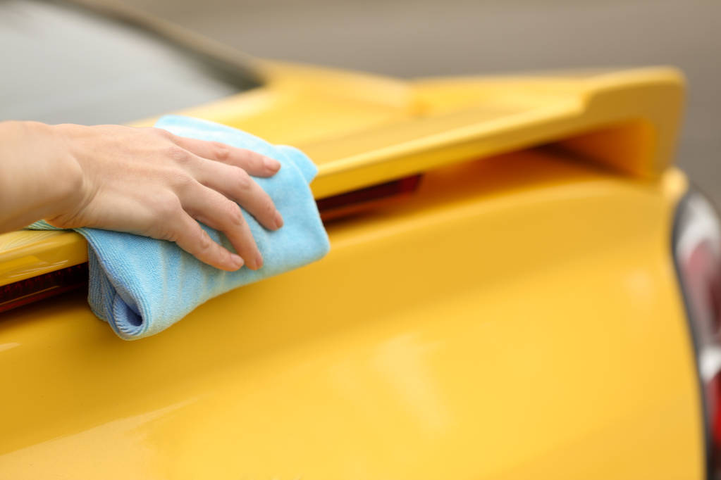 Ręka sprzątanie żółty samochód - Zdjęcie, obraz
