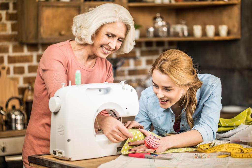 Женщины используют швейную машинку
  - Фото, изображение