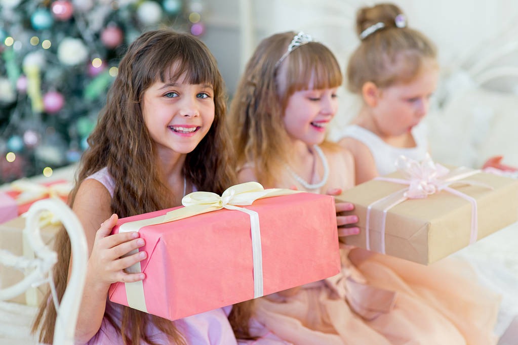 Tre giovani ragazze felici con regali di Natale
 - Foto, immagini
