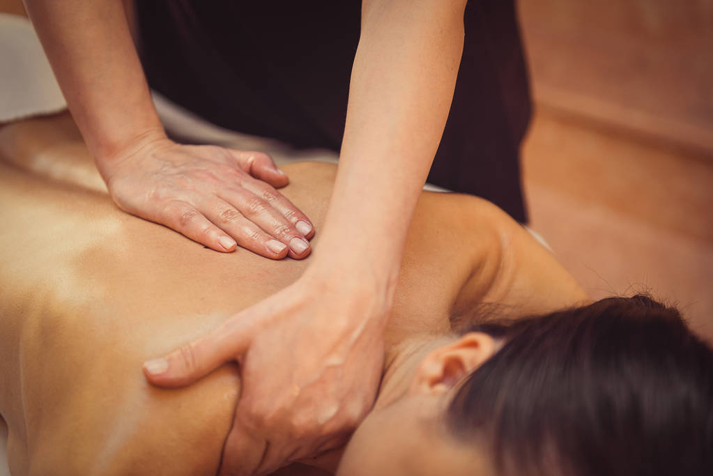 Młoda kobieta coraz profesjonalnego masażu - Zdjęcie, obraz
