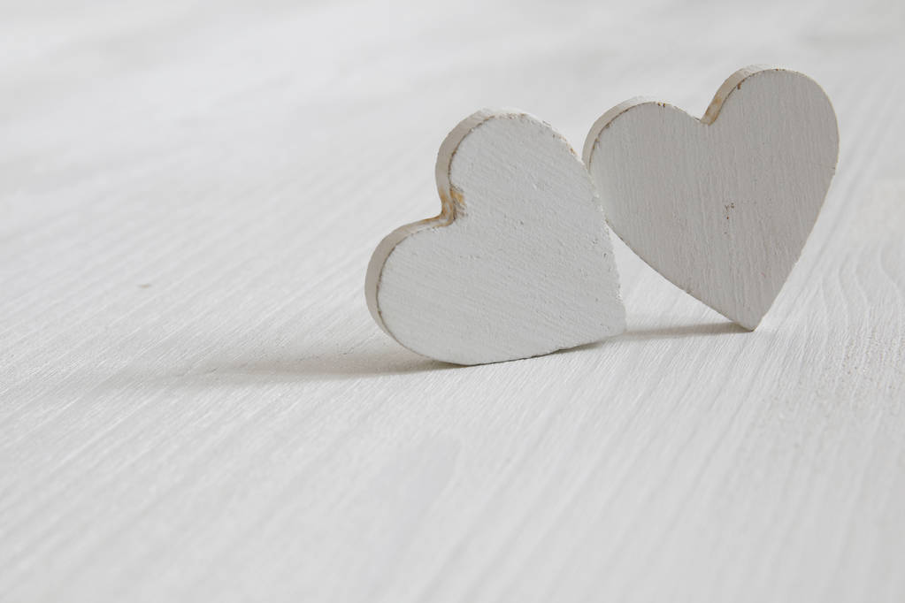 Paar witte houten hart - Foto, afbeelding