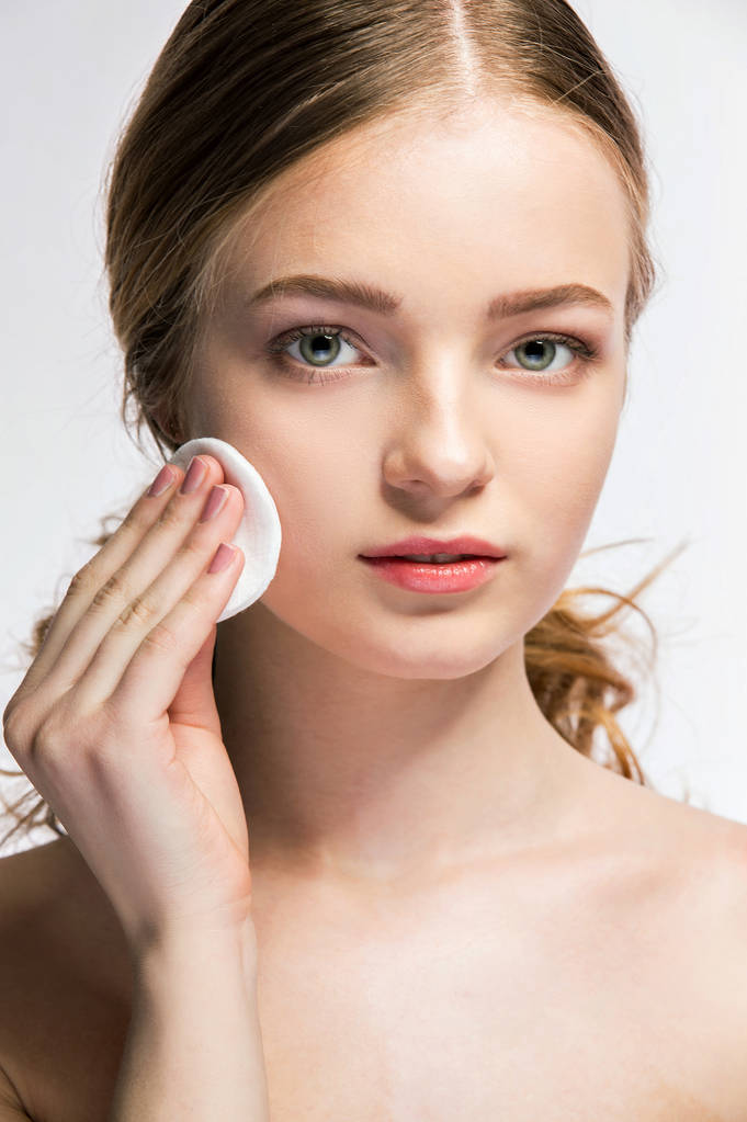 Close-up van jonge vrouw houdt van schoonheid spons - Foto, afbeelding