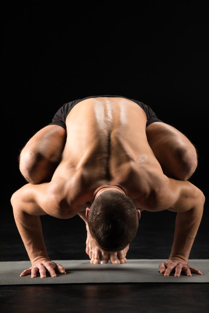 Hombre de pie en posición de yoga
 - Foto, Imagen