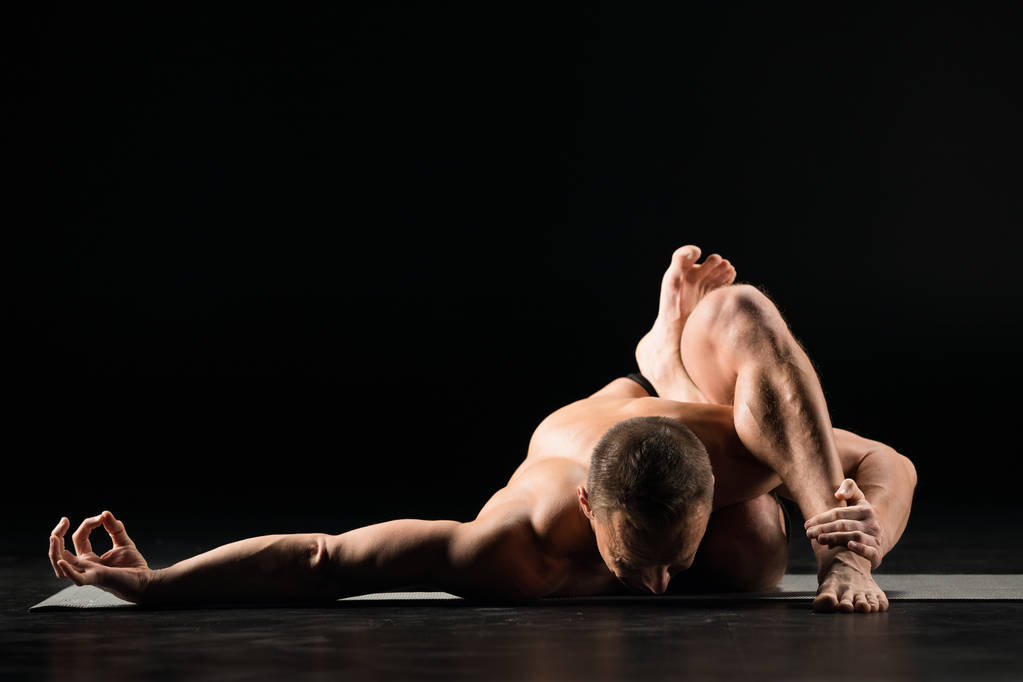 Чоловік сидить у позі йоги
 - Фото, зображення