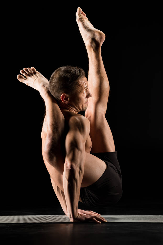 Hombre de pie en posición de yoga
 - Foto, imagen