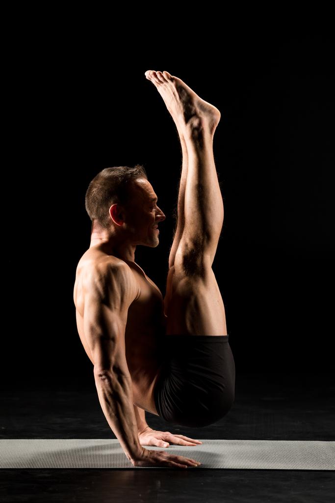Człowiek stoi w pozycji jogi - Zdjęcie, obraz