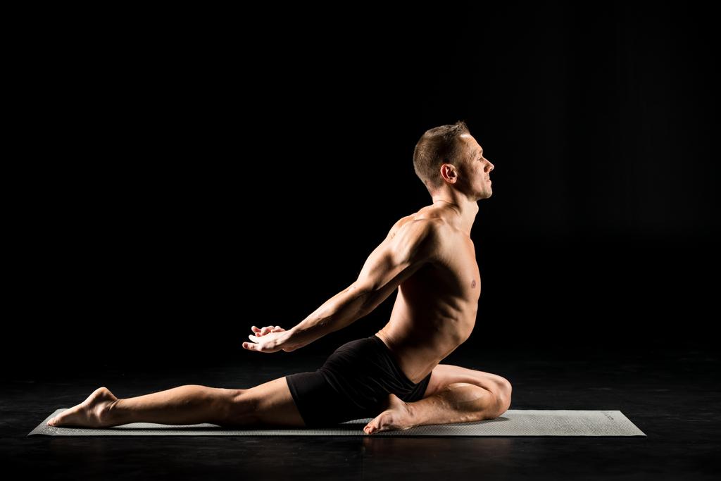 homem sentado na posição de ioga - Foto, Imagem