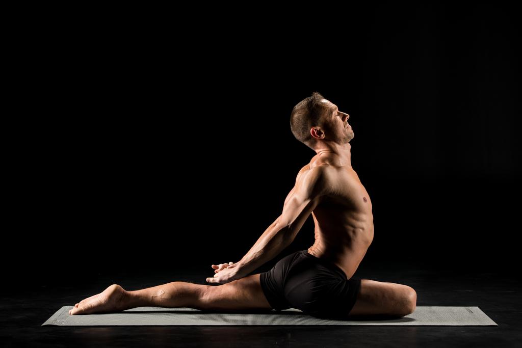 uomo seduto in posizione yoga - Foto, immagini