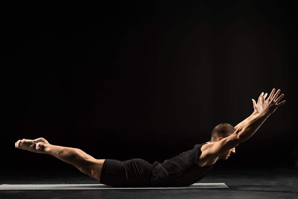 Mann praktiziert Yoga - Foto, Bild