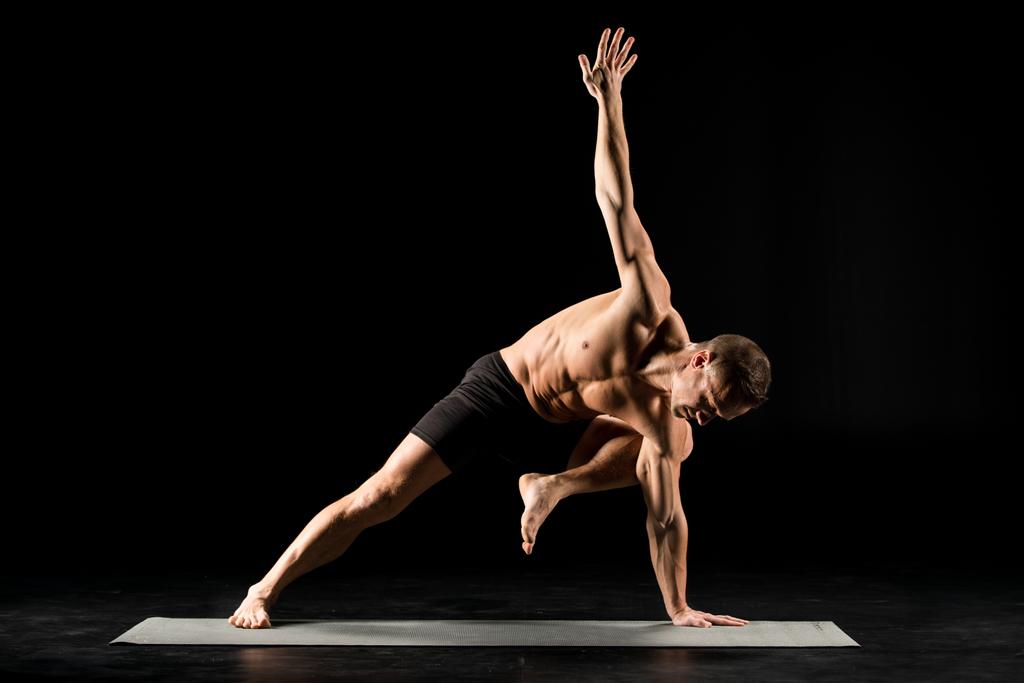 Uomo in piedi in posizione yoga
 - Foto, immagini