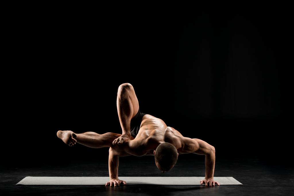 Uomo in piedi in posizione yoga
 - Foto, immagini