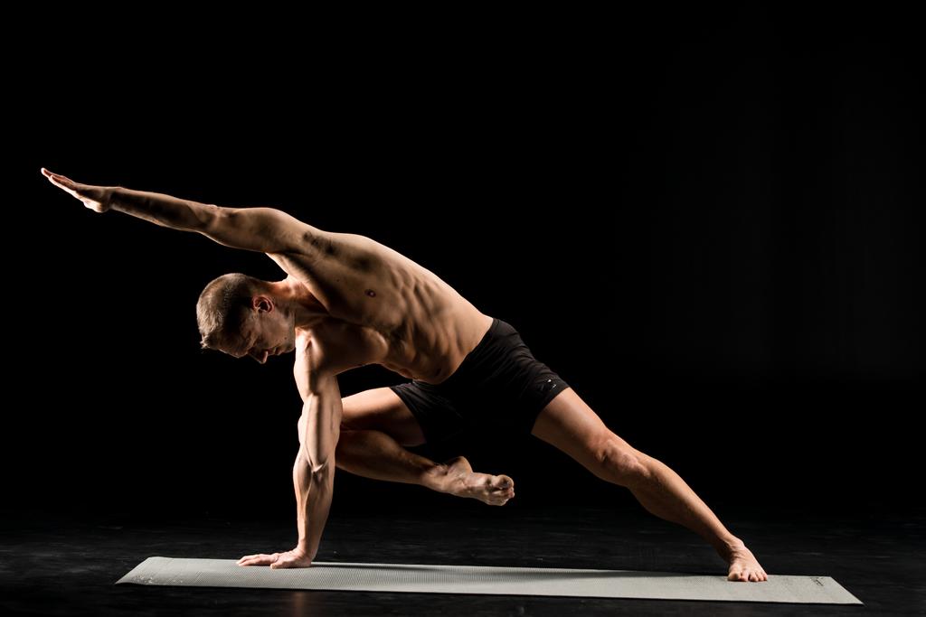 Homme debout en position de yoga
 - Photo, image