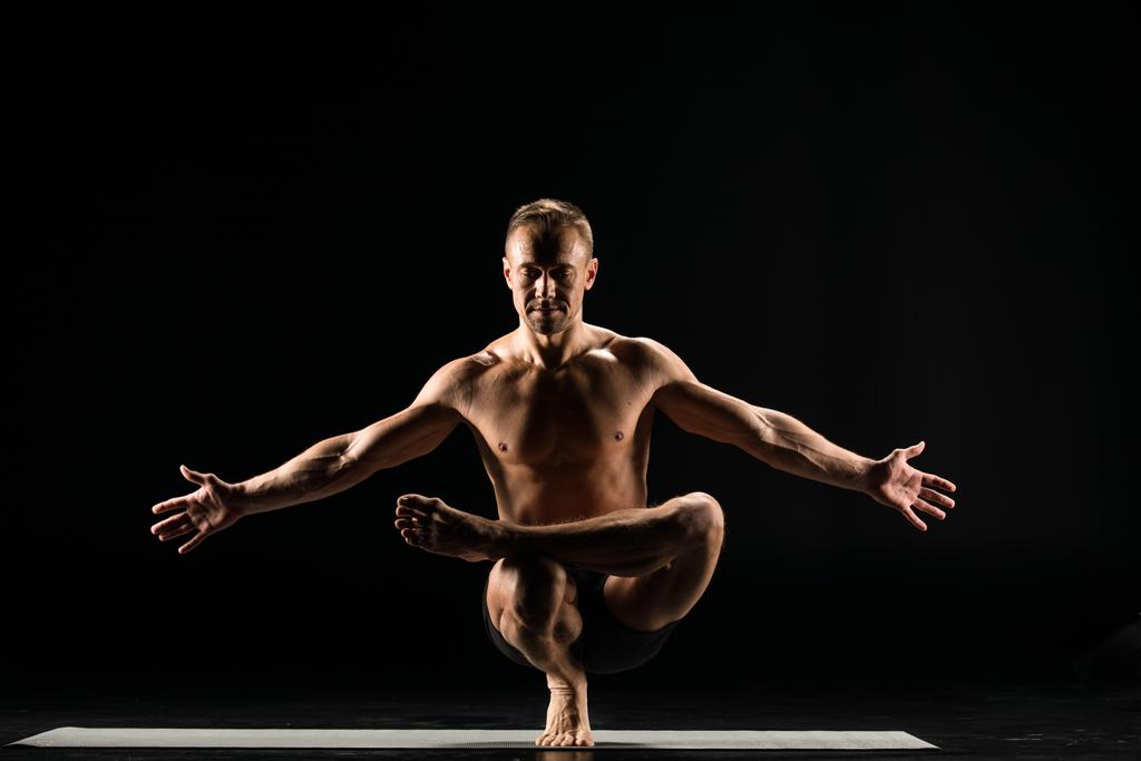 Yoga konumda ayakta adam - Fotoğraf, Görsel