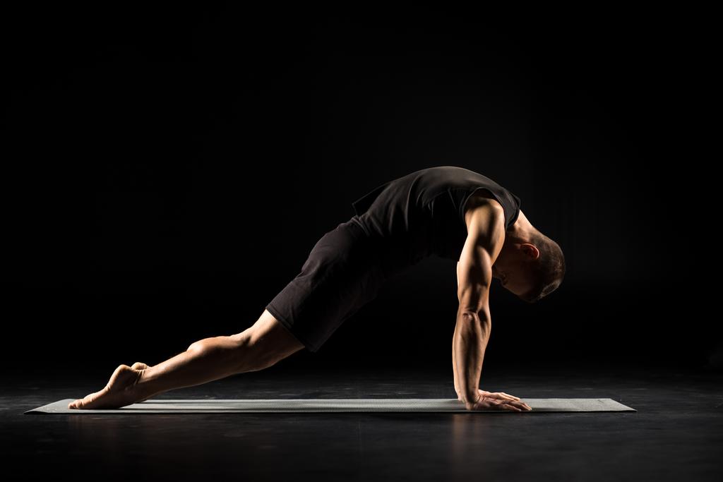 Homme debout en position de yoga
 - Photo, image
