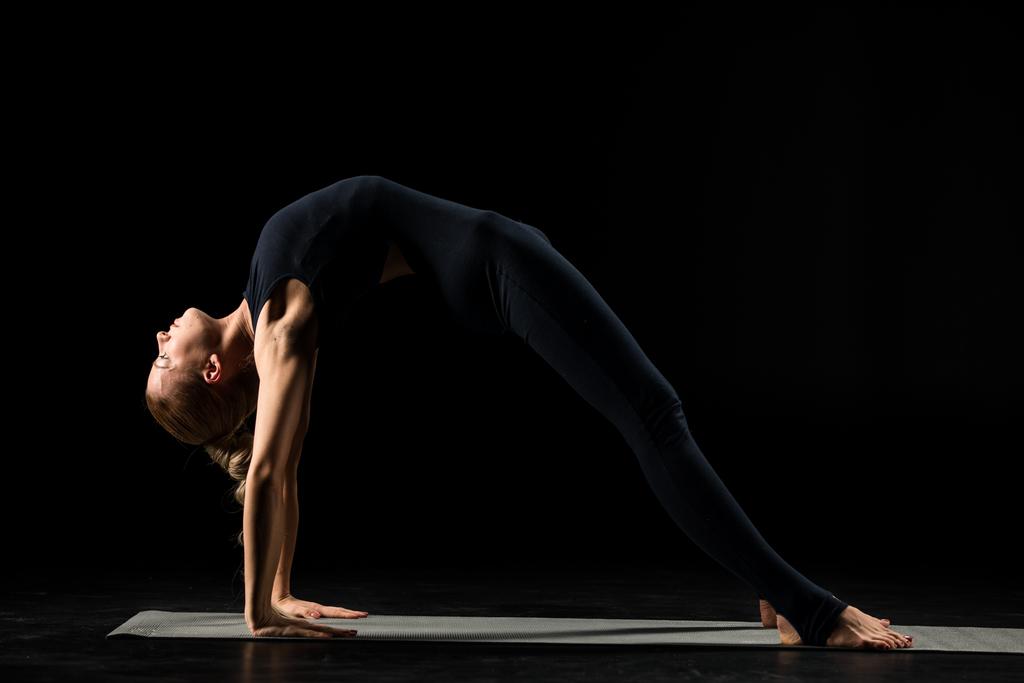 mujer de pie en posición de yoga
      - Foto, Imagen