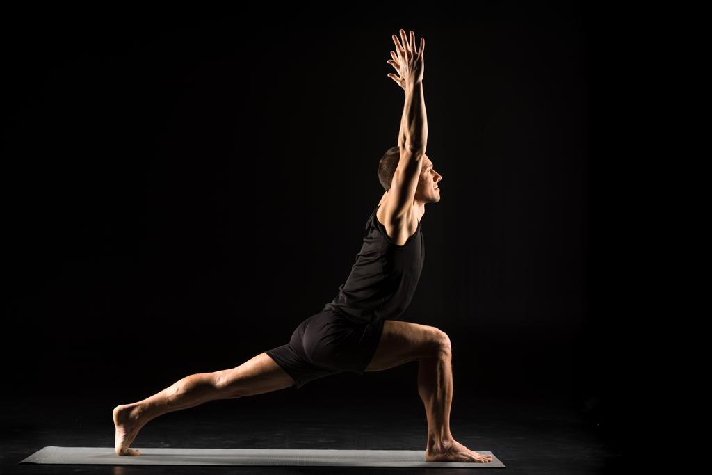 Homem em pé na posição de ioga
 - Foto, Imagem