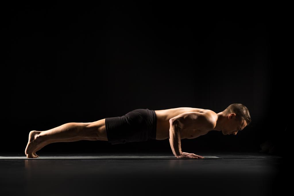 Человек, стоящий в позиции йоги
 - Фото, изображение