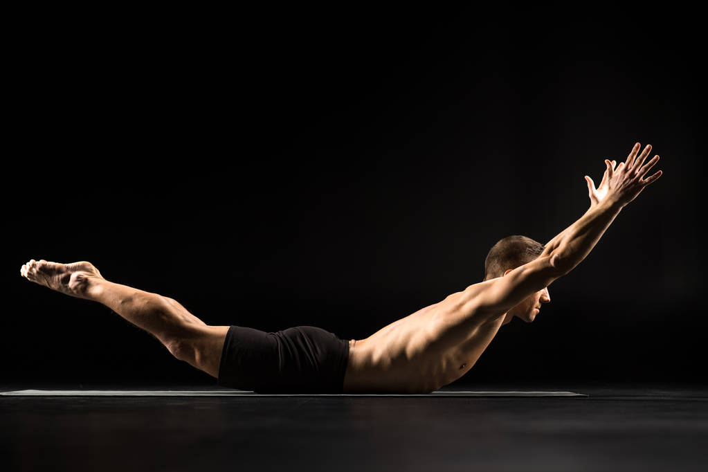 Man liggen in yoga positie - Foto, afbeelding