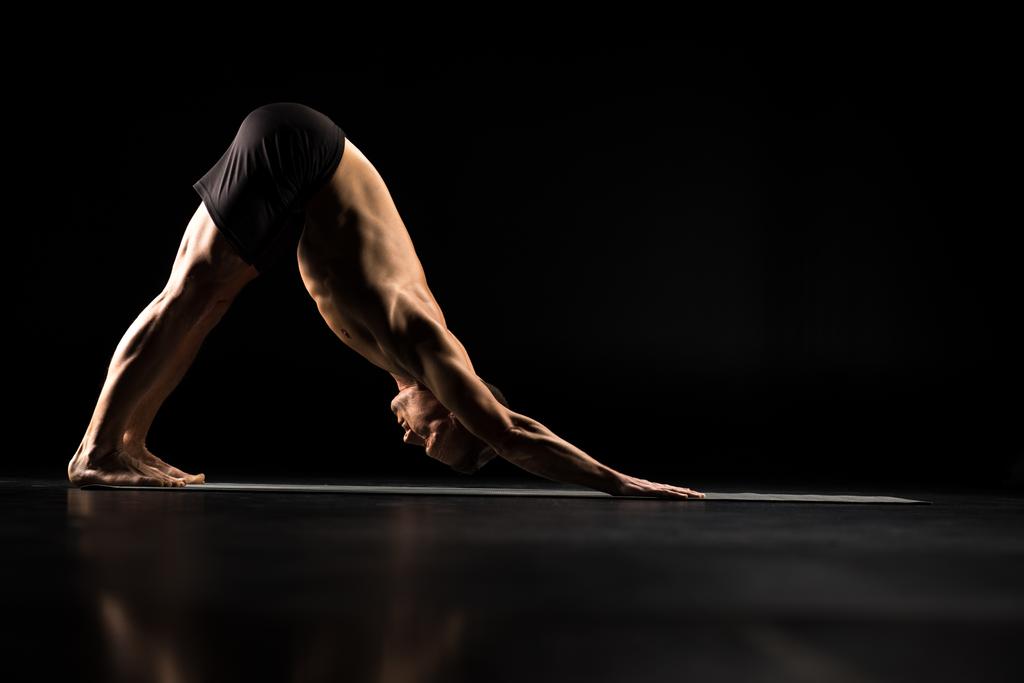 Yoga konumda ayakta adam - Fotoğraf, Görsel
