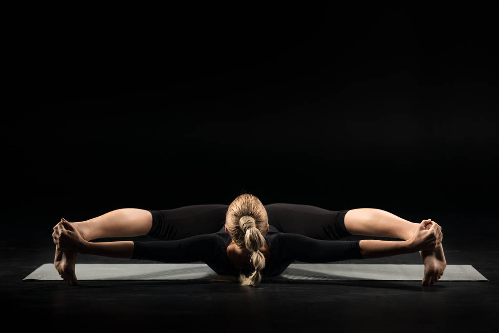 Mulher deitada em posição de ioga
 - Foto, Imagem