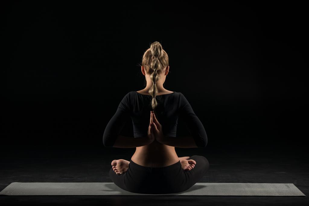 Mujer sentada en posición de yoga
 - Foto, imagen