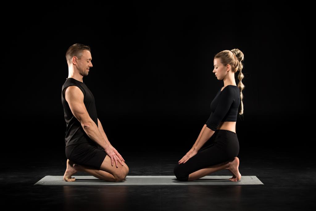 Çift pacticing yoga - Fotoğraf, Görsel
