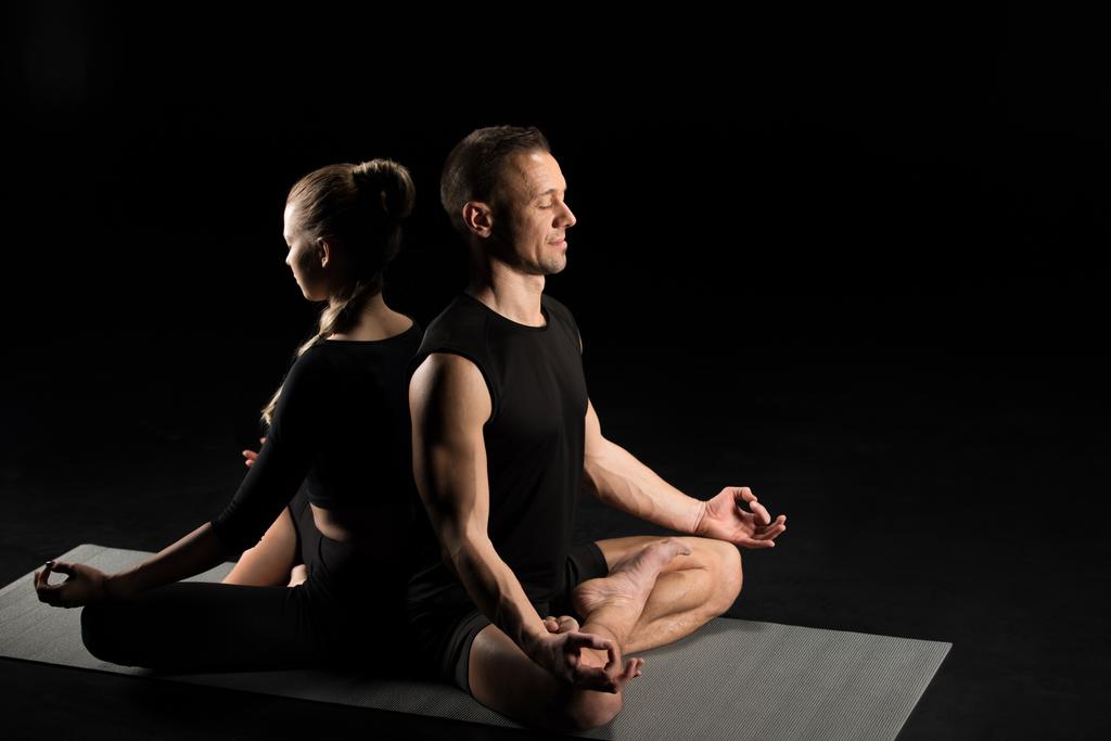 Чоловік і жінка медитують
 - Фото, зображення