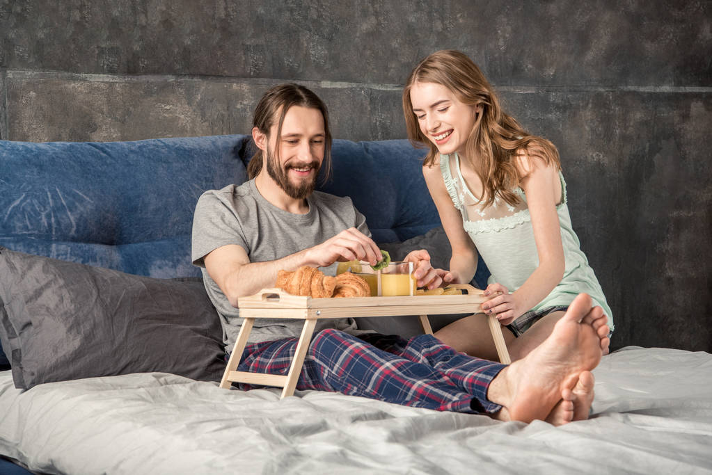 Пара завтракает в постели
 - Фото, изображение