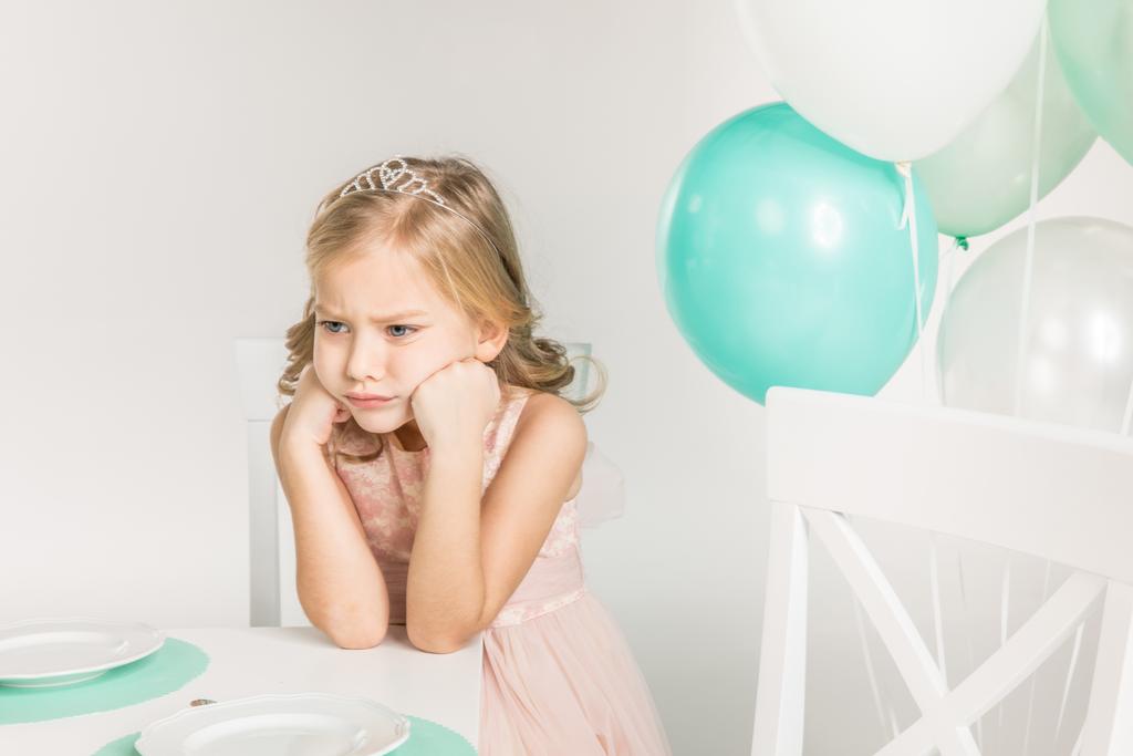 Rozkošný dívka u stolu narozeniny - Fotografie, Obrázek