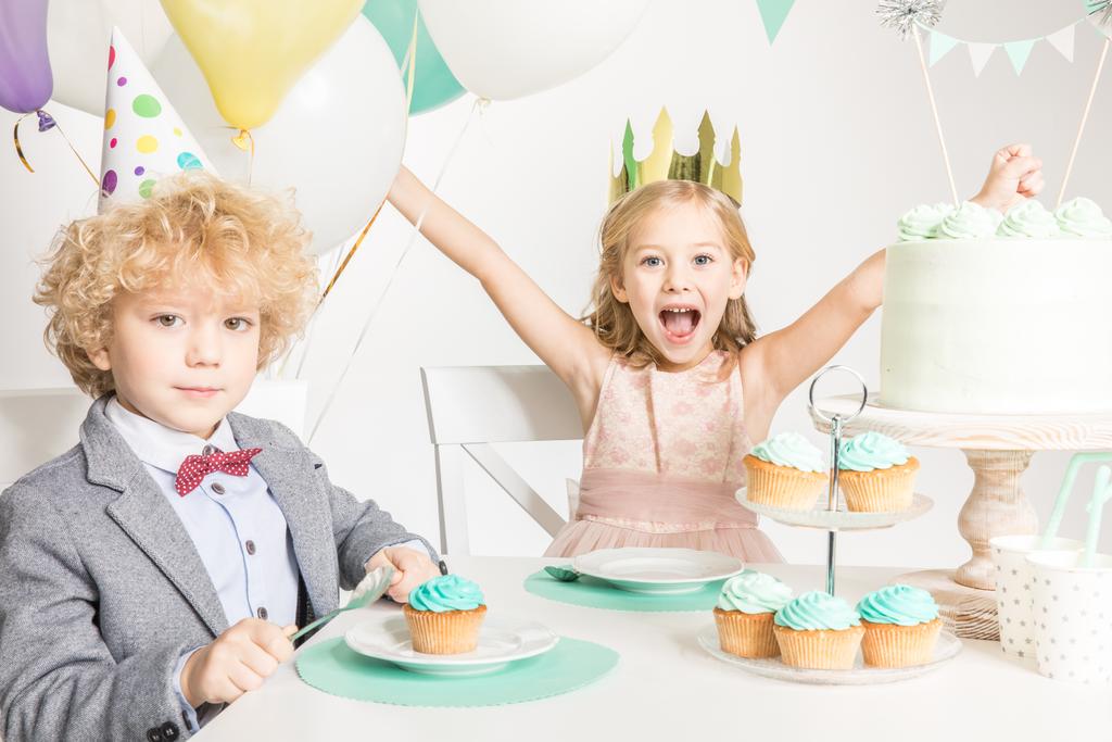 Діти сидять за столом на день народження
  - Фото, зображення