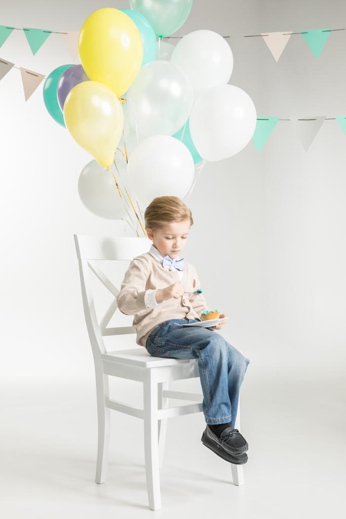 お祝いデザートを食べる少年  - 写真・画像