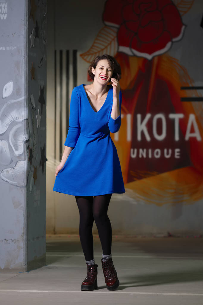 Happy fille souriante posant en robe bleue
 - Photo, image