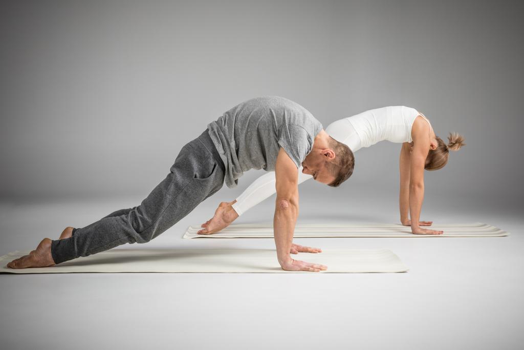 Paar praktiziert Yoga - Foto, Bild