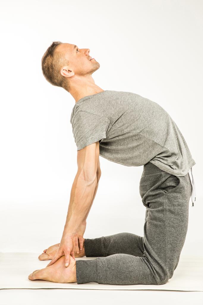 Mann in Yoga-Pose   - Foto, Bild