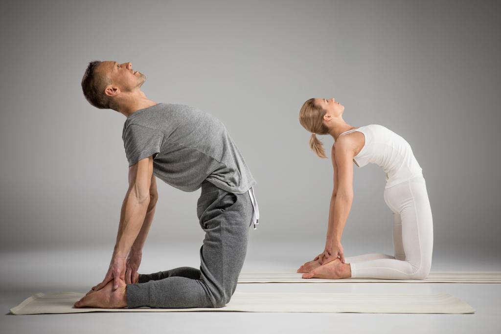 Pareja de pie en pose de yoga
   - Foto, imagen