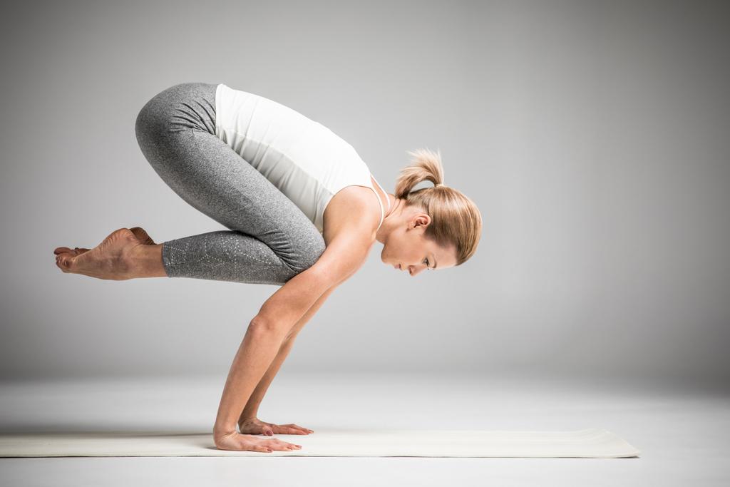 mulher em pé na posição de ioga
  - Foto, Imagem
