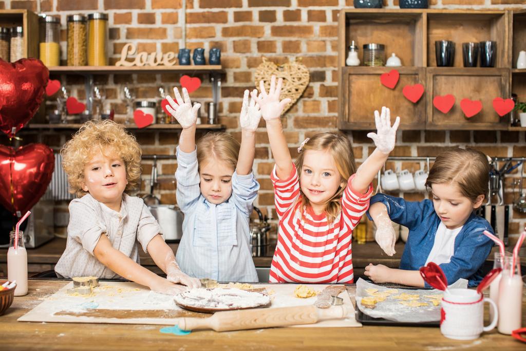 Niños cocinando galletas
 - Foto, Imagen
