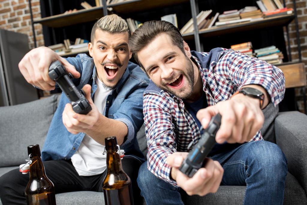 Hombres jugando con joysticks
 - Foto, Imagen