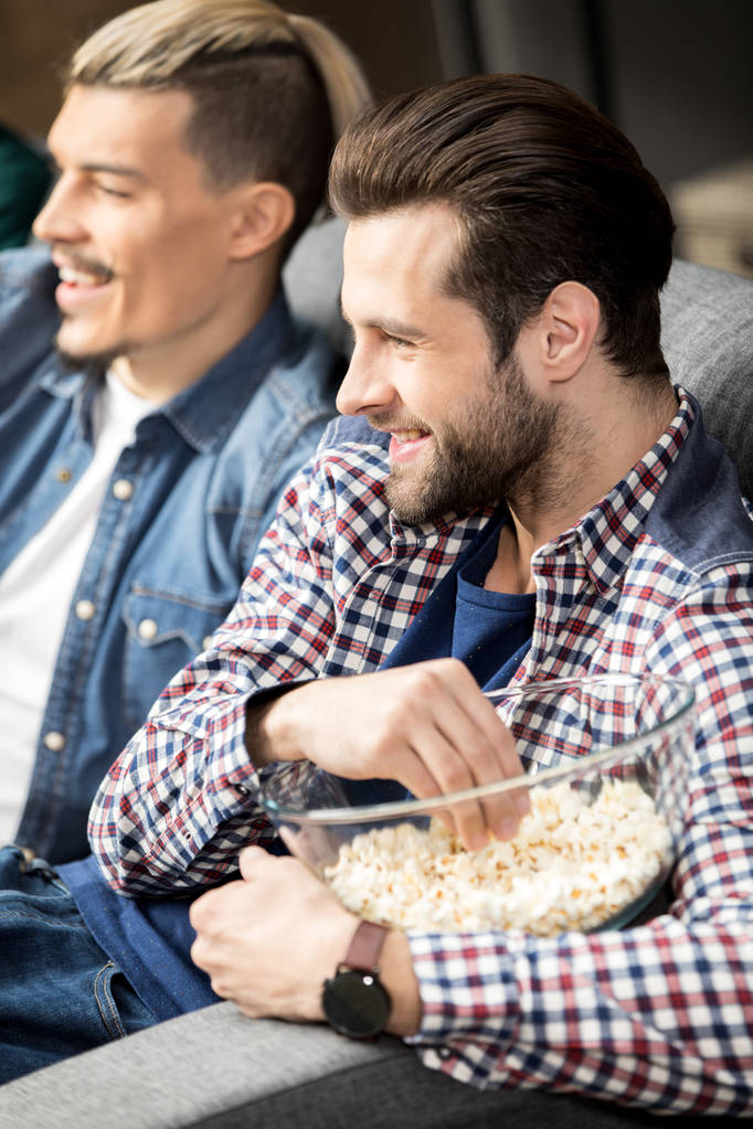 Ystävät syövät popcornia
 - Valokuva, kuva