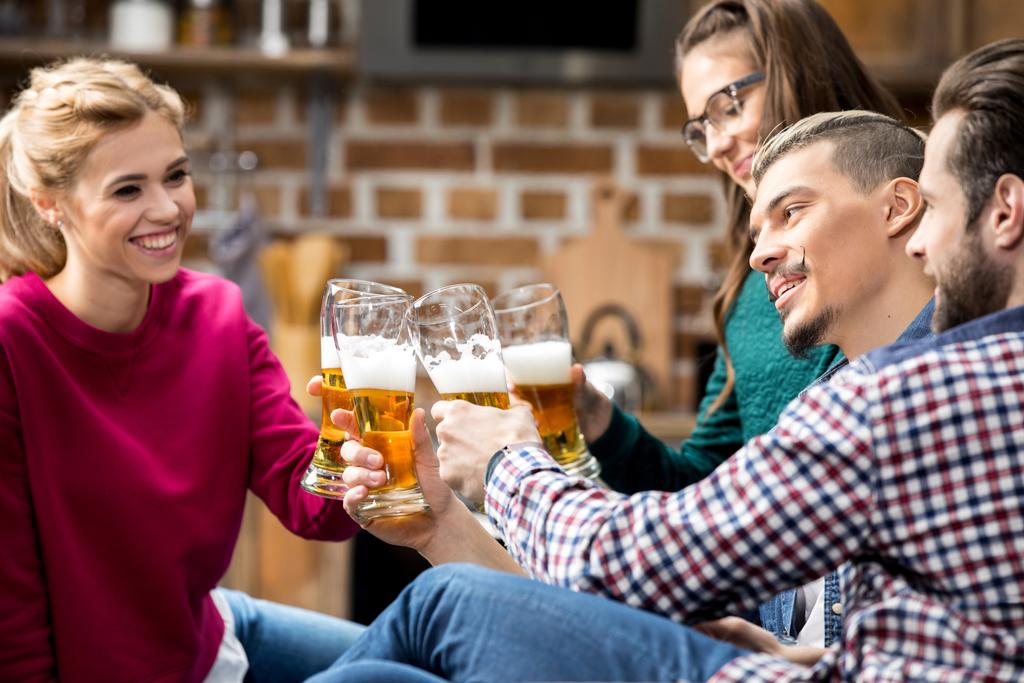 Przyjaciele pijący piwo - Zdjęcie, obraz